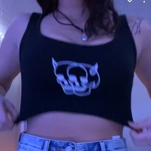 Black skull cropped tank top